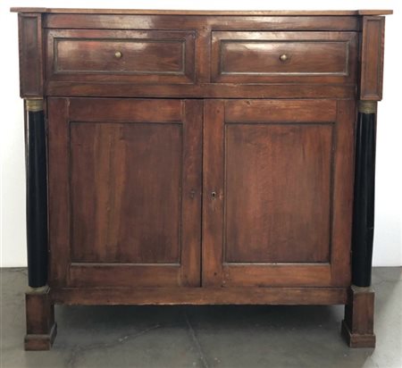 Credenza in mogano a due ante e due cassetti sul fronte, filettata in metallo.