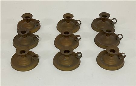 Gruppo di nove piccoli portacandele in ottone (difetti)