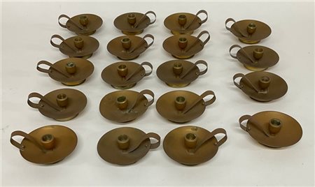 Gruppo di diciannove portacandele in ottone (difetti)