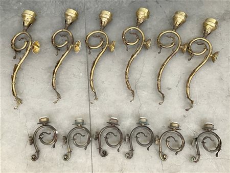 Gruppo di sei applique grandi a una fiamma in metallo dorato decorato a volute