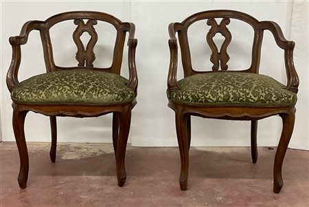 Coppia di poltroncine in noce intagliato con schienale traforato (difetti)
