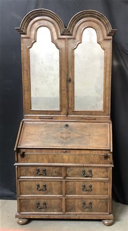 Trumeau in legni vari con parte inferiore a due cassetti più due a mezza lunghe