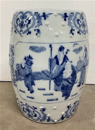 Sgabello in porcellana bianca e blu con decoro floreale e figure orientali
Cina