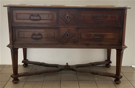 Antico cassettone a gamba alta interamente filettato e intarsiato a fiori e leg