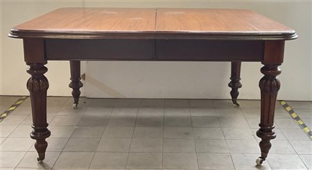 Tavolo allungabile a manovella in mogano, gambe a balaustro intagliato a baccel