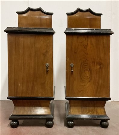 Coppia di comodini déco di gusto barocchetto ispirata agli stilemi di Piero Por