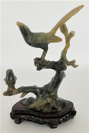 Scultura in pietra dura raffigurante volatili su ramo
Cina, sec. XX (lievi dife