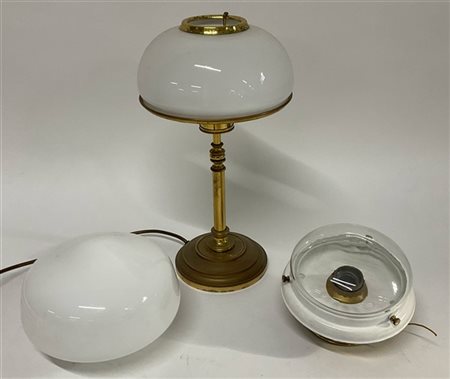 Lotto composto da una lampada da tavolo, una plafoniera ed un paralume in vetro