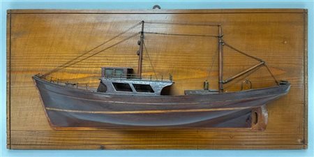 Diorama di imbarcazione a due alberi in legno intarsiato (cm 32x69) (difetti)