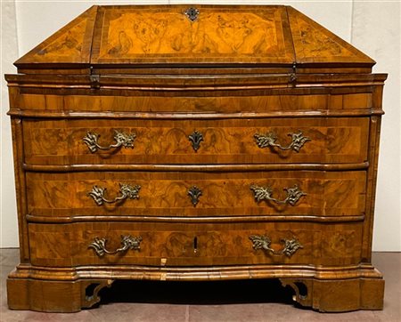 Ribalta lastronata in radica di noce e filettata in legni vari, fonte mosso a t