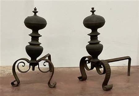 Coppia di alari da camino in bronzo decorati a rocchetto e incisi a fiori e vol