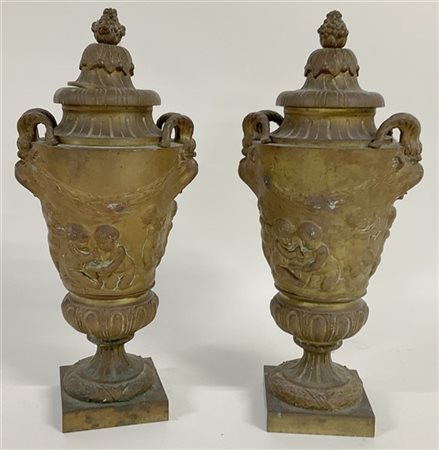 Coppia di vasi biansati con coperchio in bronzo decorati in rilievo raffigurant