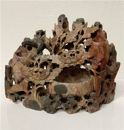 Sciacqua pennelli in pietra saponaria con fiori di loto
Cina, secolo XX (h. cm