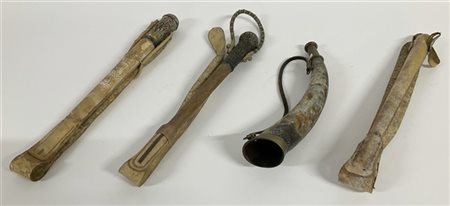 Lotto composto da tre frustini da cavallo di cui due con manici in metallo deco