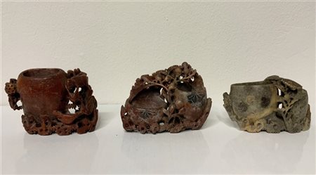 Lotto composto da tre sciacqua pennelli in pietra saponaria di diversa fattura