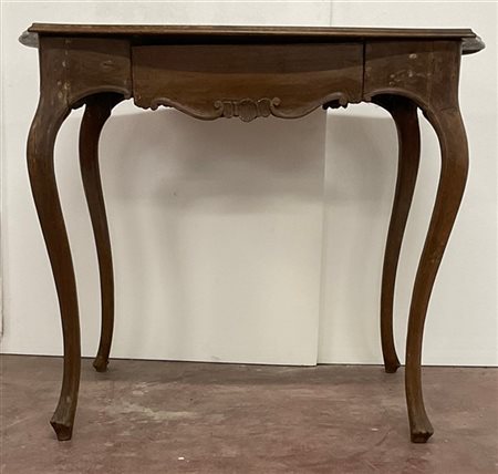 Tavolo con piano di forma sagomata ad un cassetto, intagliato a volute, gambe m