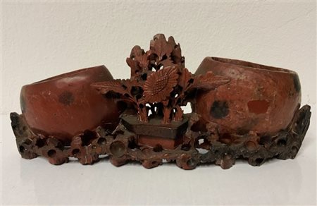 Sciacqua pennelli in pietra saponaria inciso a fiori
Cina, secolo XX (lievi dif