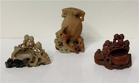 Lotto composto da un vasetto e due piccoli sciacqua pennelli in pietra saponari