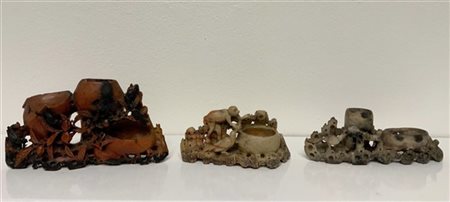 Lotto composto da tre sciacqua pennelli in pietra saponaria decorati con scimmi