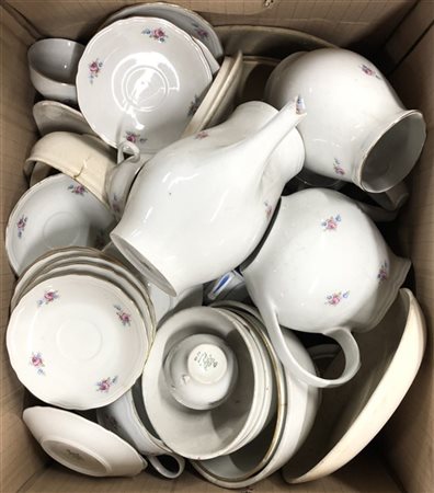 Lotto composto da numerosi oggetti per la tavola in ceramica di forme e decori