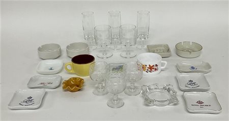 Lotto composto da numerosi oggetti in ceramica e vetri di usi e decori differen