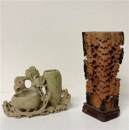 Lotto composto da uno sciacqua pennelli ed un vasetto in pietra saponaria di di