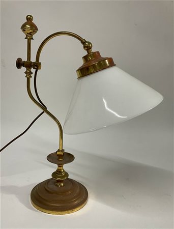 Lampada da tavolo in ottone con braccio regolabile, paralume in vetro lattimo,