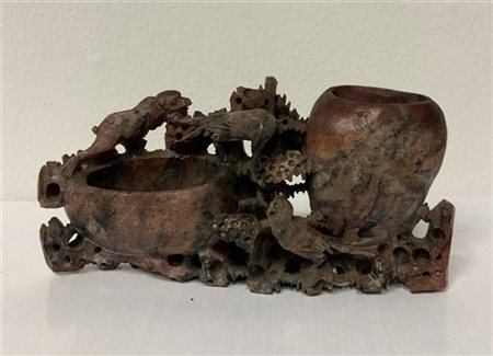 Sciacqua pennelli in pietra saponaria inciso e iscritto con animali. Cina, seco