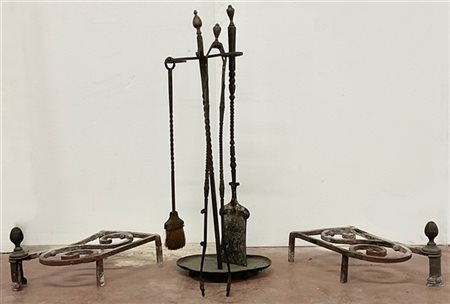 Lotto di antichi attrezzi da camino in ferro inciso a decori geometrici