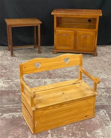 Lotto composto da un credenzino a due ante e vano a giorno, un tavolino da appo