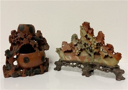 Lotto composto da uno sciacqua pennellia a doppia zucca ed un fregio in pietra