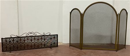 Lotto di due parascintille da camino in ferro, uno decorato a riccioli e l'altr