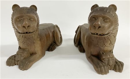 Coppia di sculture in legno raffiguranti leoni accovacciati 
Sud-est Asia (cm 2