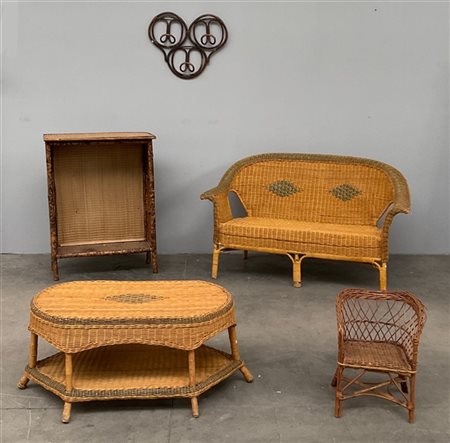 Lotto composto da un divano, un tavolino, una sedia da bambino, un'attaccapanni