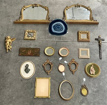 Cartone contenente oggetti di vario uso, forma e materiale unito a riproduzione