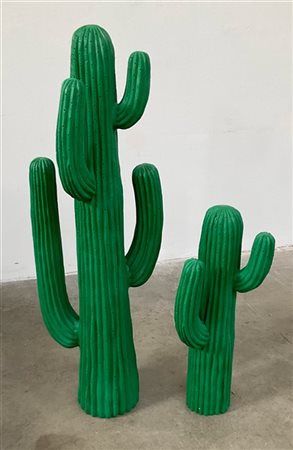 Due cactus in materiale plastico verde. (h cm 122