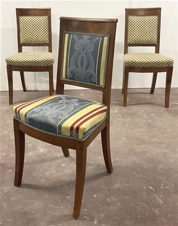 Tre sedie con schienale squadrato e gambe a sciabola (difetti)