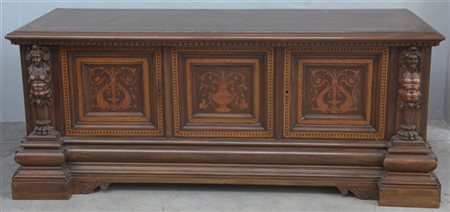 Credenza bassa a tre ante intarsiate a volute e vaso fiorito, montanti scolpiti