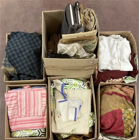 Lotto composto da sei cartoni contenenti stoffe e tessuti di diverse fogge e di