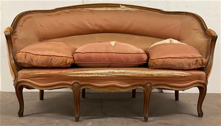 Divano in legno intagliato con schienale, braccioli e gambe di forma mossa (cm