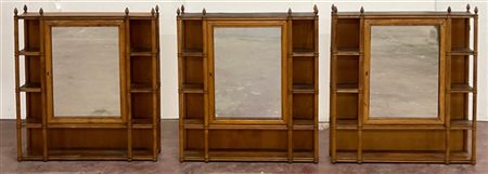 Lotto composto da tre etagère con anta a specchio e vani laterali a giorno (cm