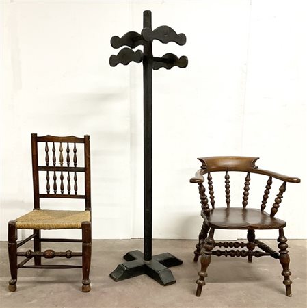 Lotto composto da una poltroncina, una sedia con schienali a giorno e listelli