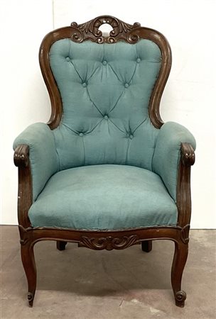 Poltrona imbottita in noce di forma mossa con schienale intagliato, rivestita i