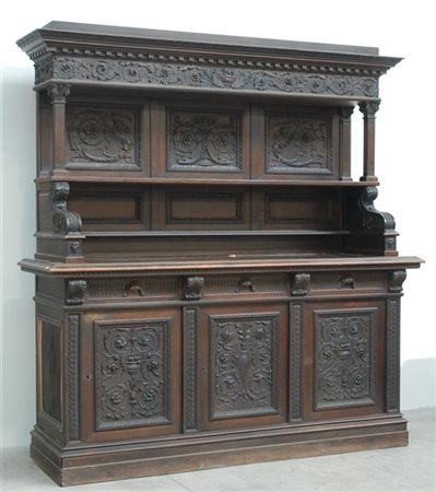 Prevosti-Varese. Credenza con alzata in noce interamente decorata da pannelli f