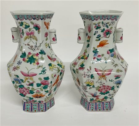 Coppia di vasi a sezione esagonale in porcellana policroma decorati con fiori e
