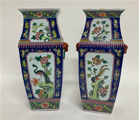 Coppia di vasi in porcellana dipinti in policromia con fiori e volatili 
Cina,
