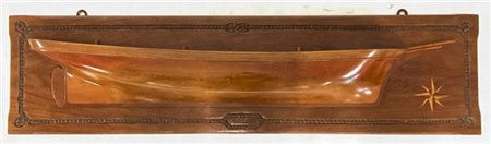 Diorama di imbarcazione in legno con pannello intagliato e intarsiato a rosa de