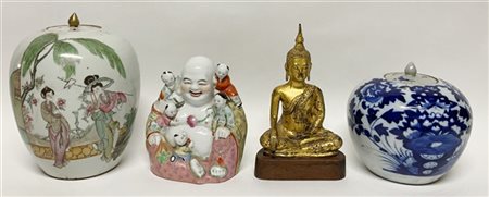 Lotto composto da due potiche con coperchio, un budai in porcellana policroma e