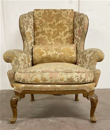 Poltrona bergère con braccioli sagomati. Gambe e fasce intagliate. Rivestita in