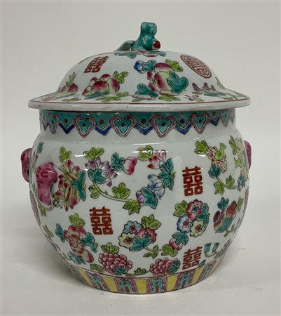 Vaso in porcellana con coperchio dipinto in policromia a decoro floreale e simb